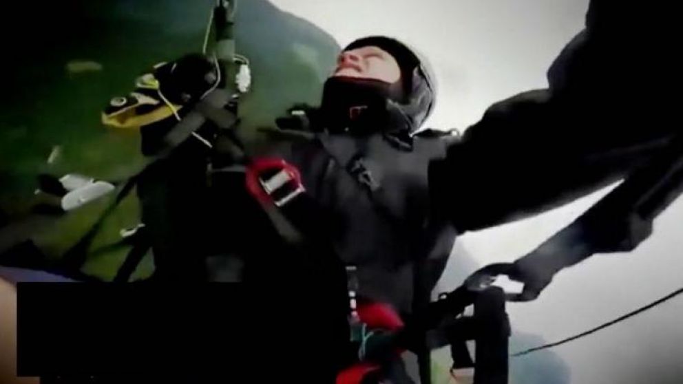 El paracaidista grabó el momento de su falta caída (Captura).