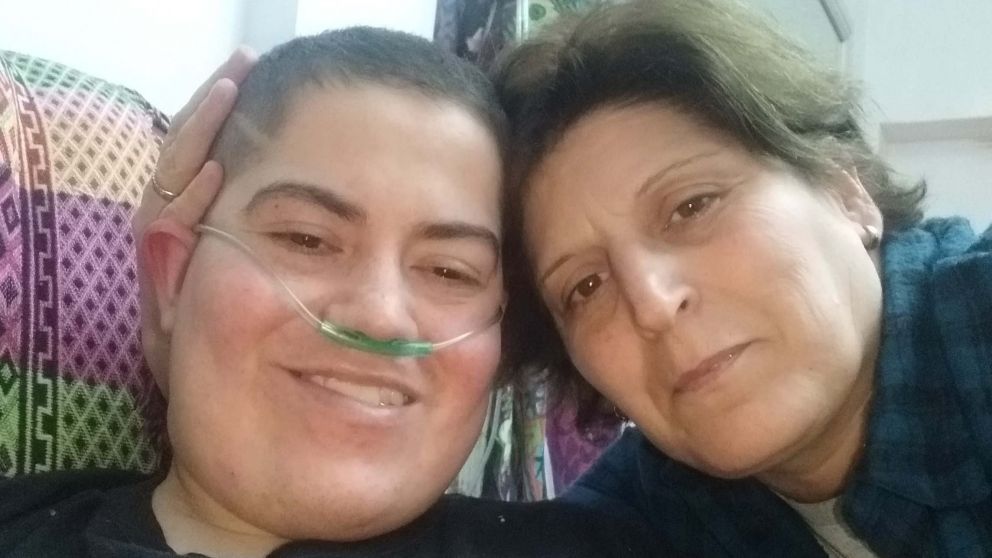 El joven y su mama, que está dispuesta a todo para salvar su vida.