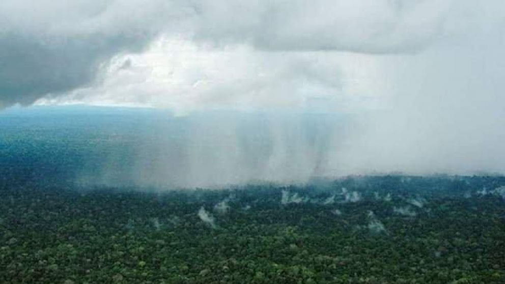 Una foto "trucha" sobre la supuesta agua caída en la zona de los incendios.