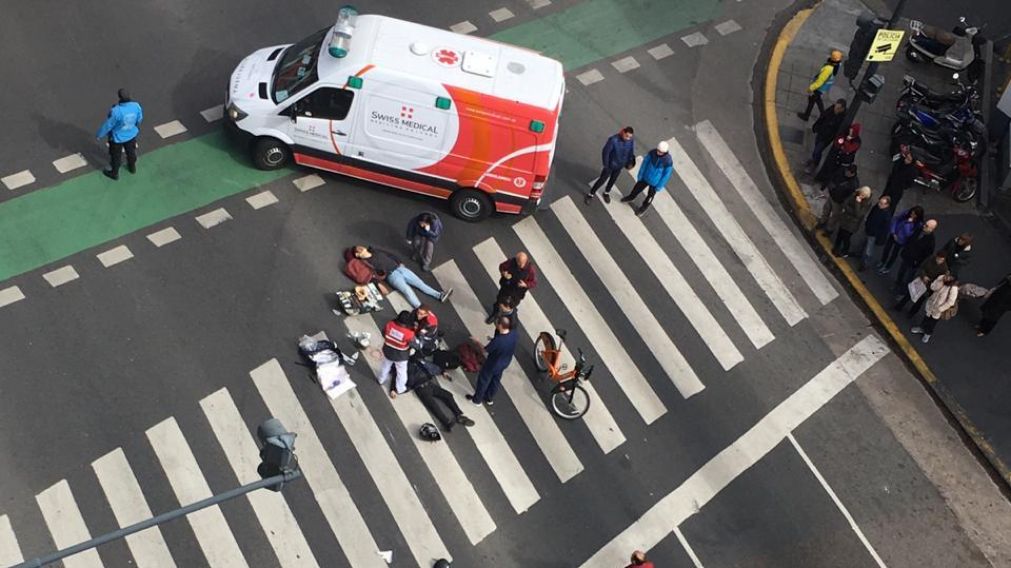 Las víctimas quedaron tendidas en el suelo (Crónica).