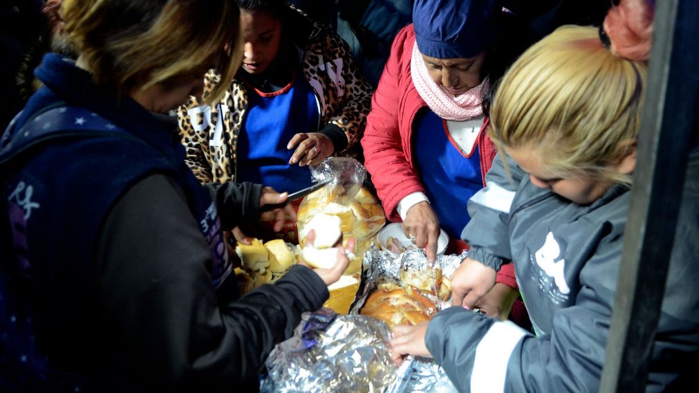 Desde muy temprano trabajan para servir el desayuno a los más necesitados (Pérez Re/Crónica/Archivo)