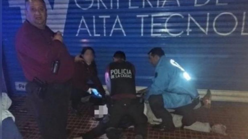 Así la policía intentó reanimar al señor atacado a golpes.