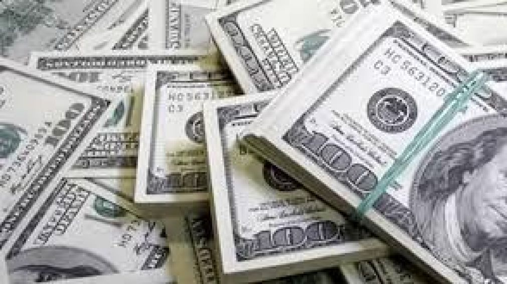 La divisa minorista bajó y la mayorista, subió.