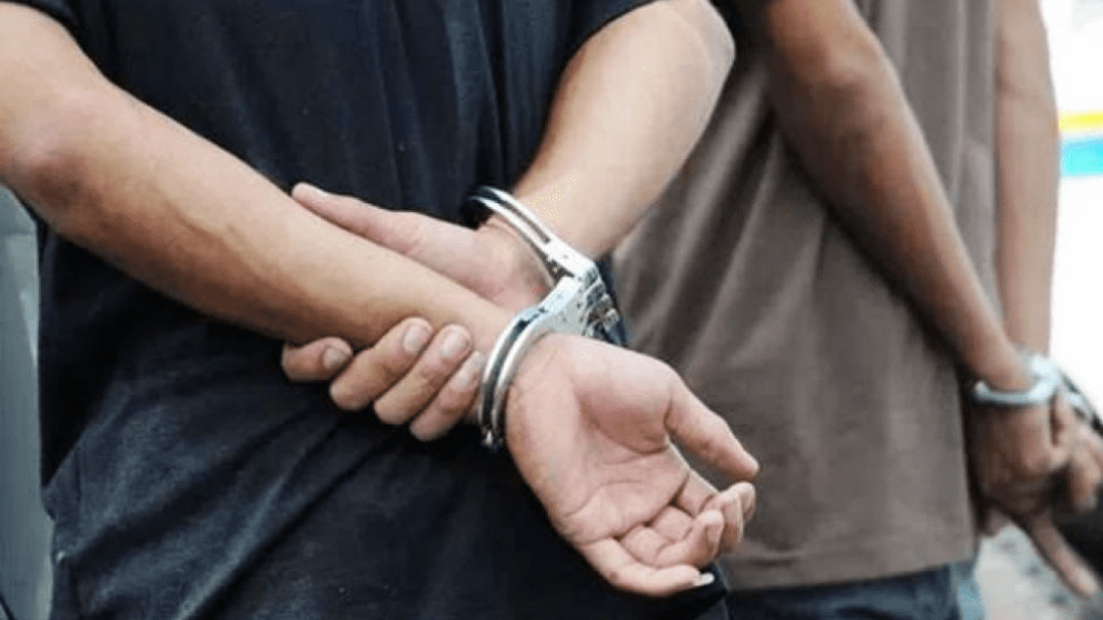 Los jóvenes atropellaron a la mujer y se dieron a la fuga.