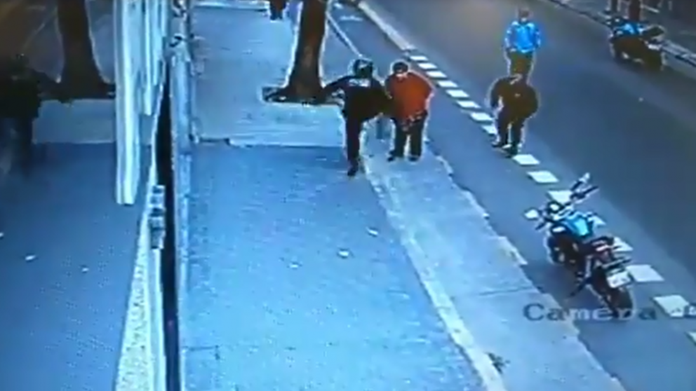 El momento en que el agente tumba a la víctima.