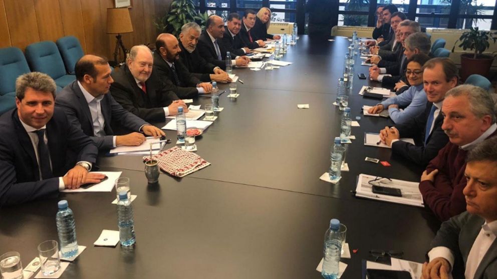 Gobernadores peronistas en reunión (Gentileza La Gaceta de Tucumán).