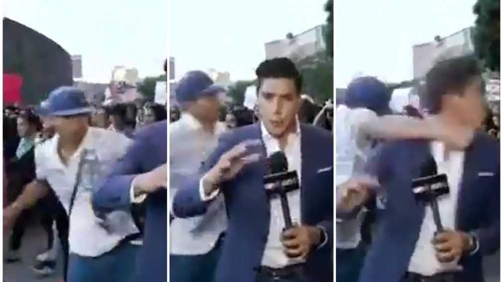 El reportero mexicano es agredido por una violento en plena marcha.