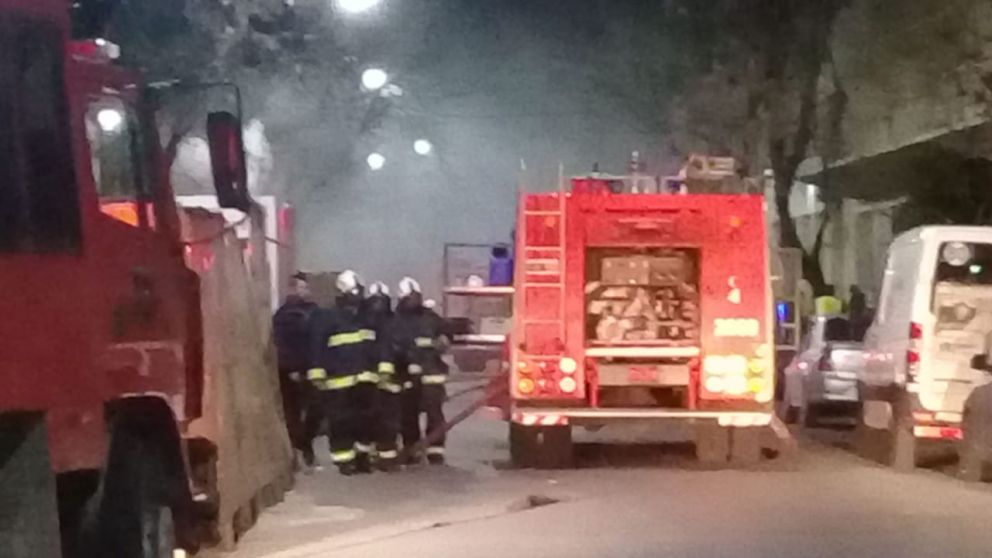 Voraz incendio en el Hospital Gutiérrez.