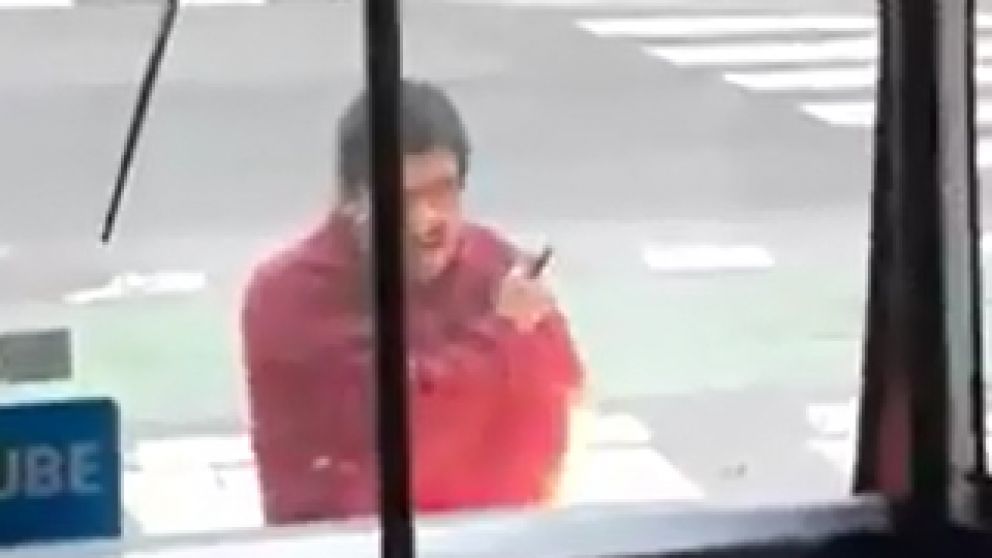 El instante en que Gómez se autoinflige las heridas.