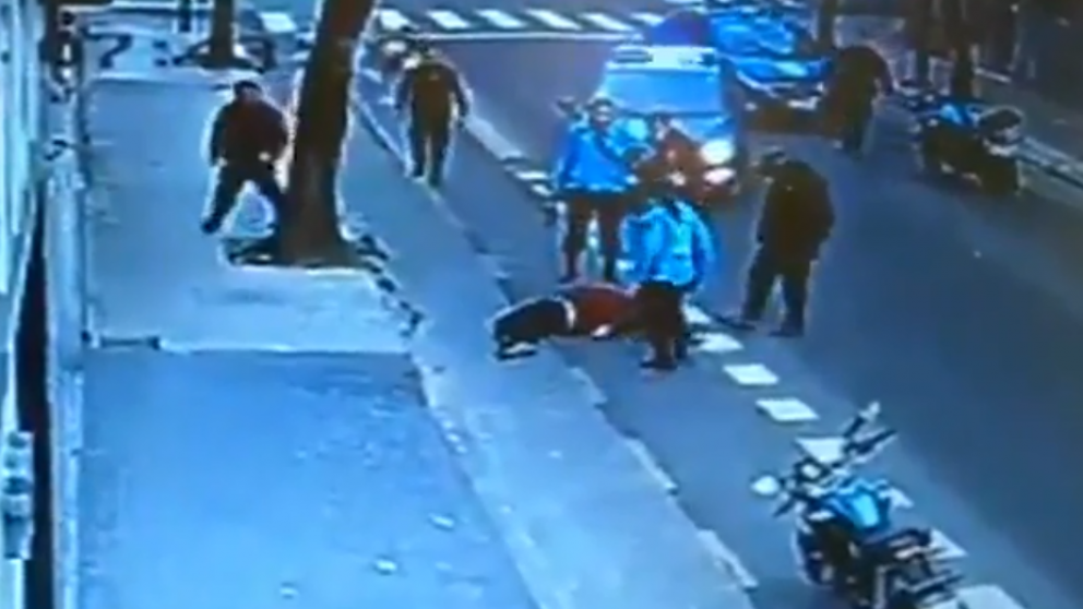 El oficial patada mató a un hombre de una patada por entorpecer el tránsito.