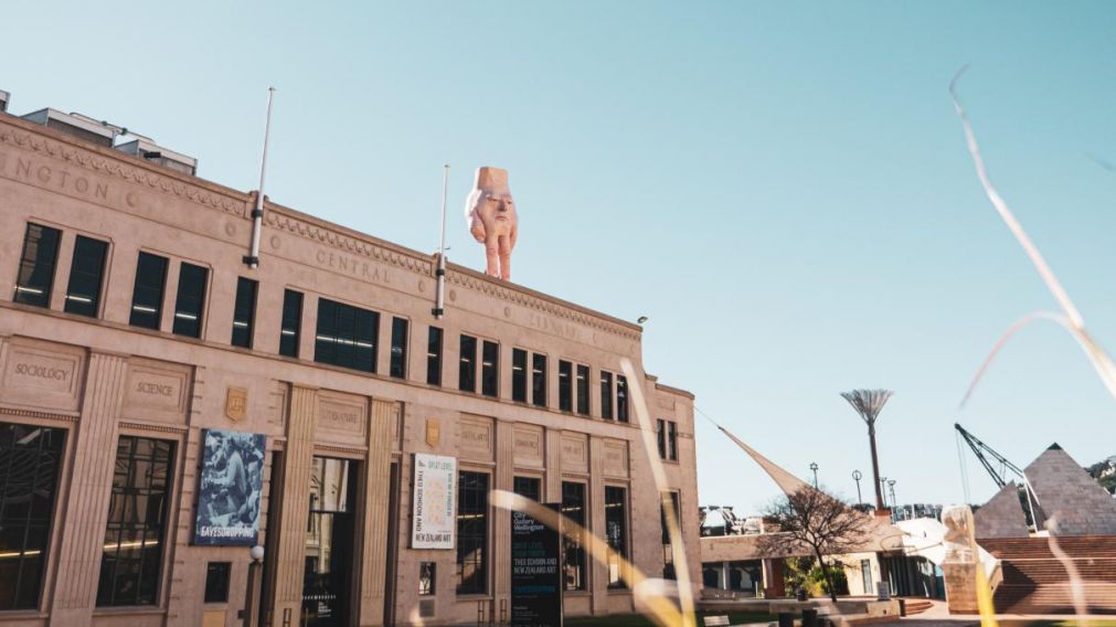 La obra se encuentra ahora en la cima de una galer�a en Wellington (Twitter). 