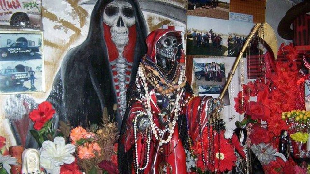Una multitud le reza a diario a San La Muerte en Corrientes.