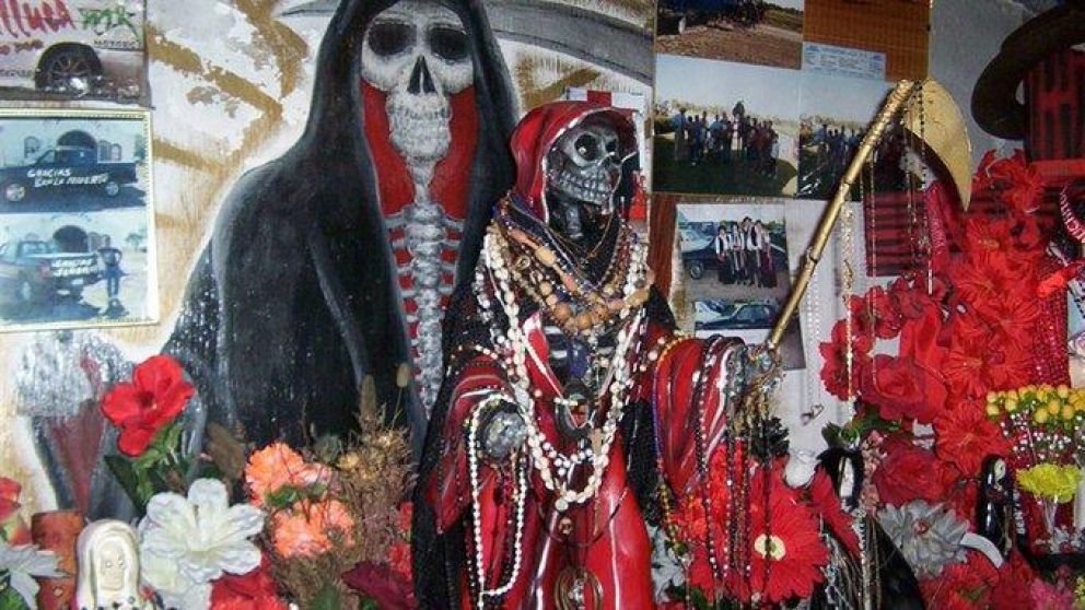 Una multitud le reza a diario a San La Muerte en Corrientes.