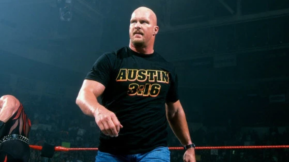 "Stone Cold" ingresando al cuadrilatero en plena batalla. (Foto: WWE).