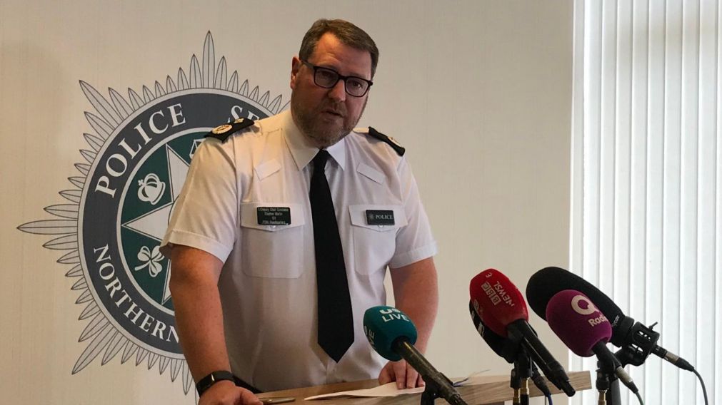 Uno de los jefes de la Policía de Irlanda del Norte en conferencia de prensa (Foto: @PoliceServiceNI).