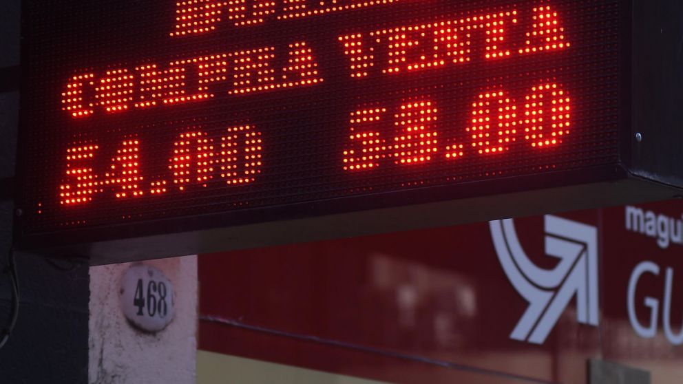 La divisa estadounidense cerró el viernes a $58,12.