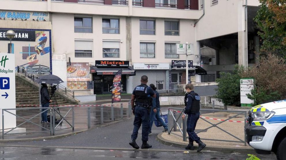 Policías cerca del restaurante donde tuvo lugar el crimen, Noisy-le-Grande (Twitter).