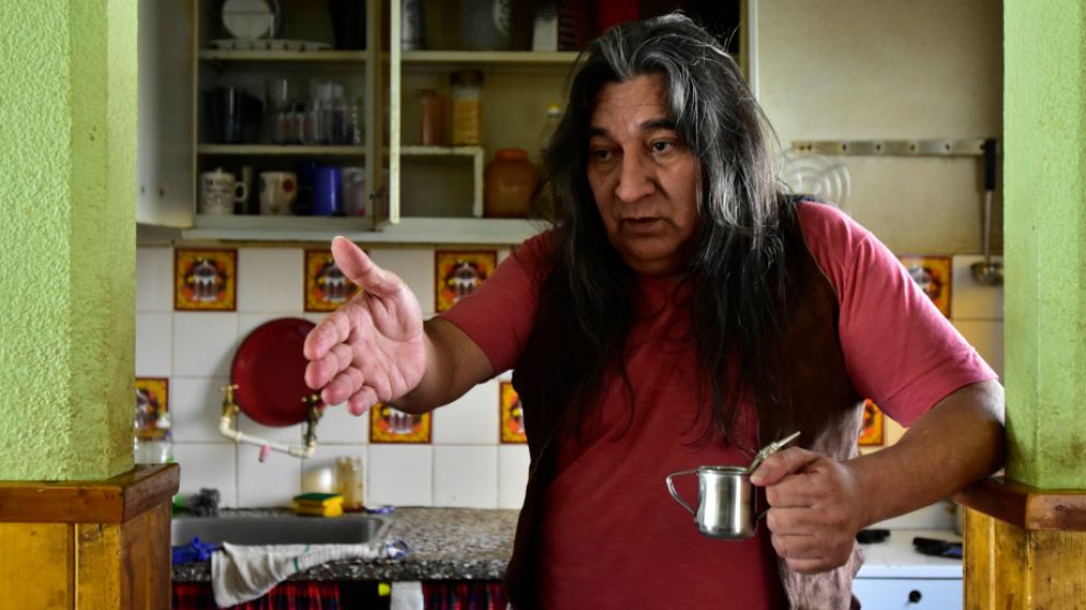 Victor Avilés le corta el pelo a otros, mientras deja crecer el suyo.