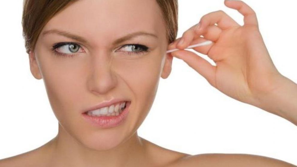 La mujer narró que acudió al médico cuando notó que estaba perdiendo la audición y sintió dolor.