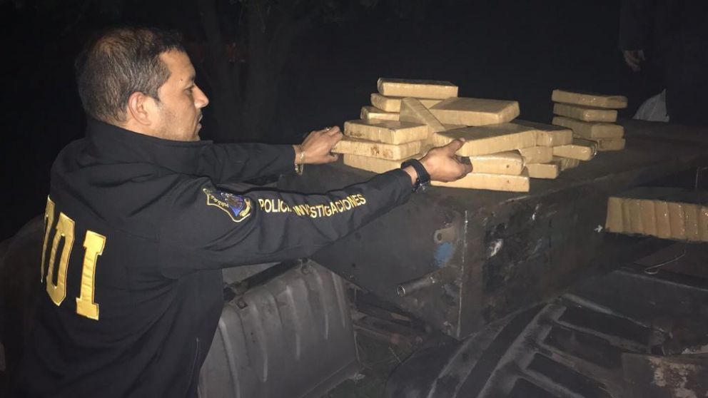 Un efectivo quita los ladrillos que estaban dentro del tractor.
