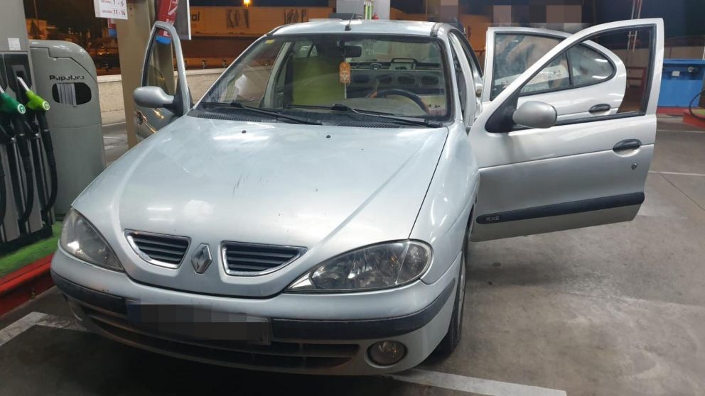 El auto que detuvo la policía. (Twitter)
