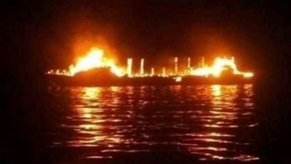 Ferry KM prendido fuego. (Gentileza Gulf Times)