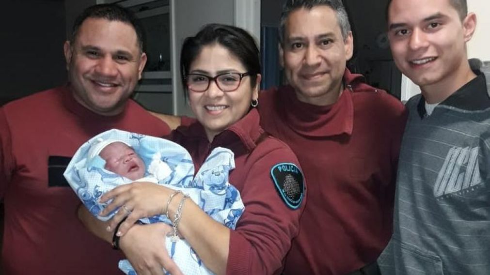 Los efectivos que ayudaron a dar a luz al bebé.