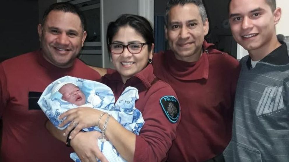 Los efectivos que ayudaron a dar a luz al bebé.