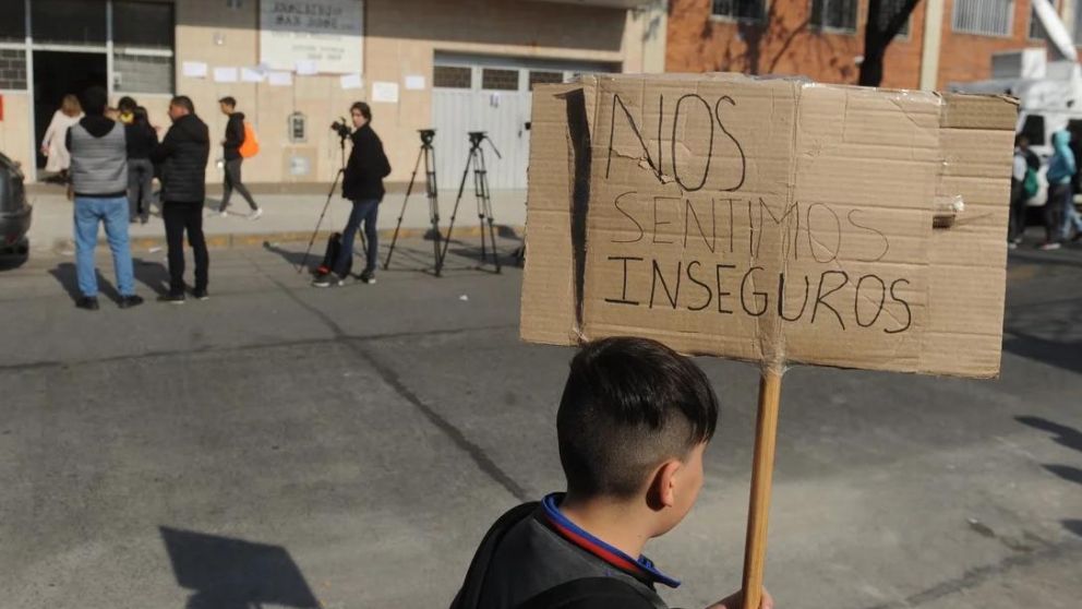Padres de alumnos se manifestaron frente al colegio.
