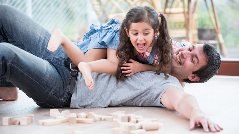 Es de vital importancia que los padres acompañen el juego de los niños.