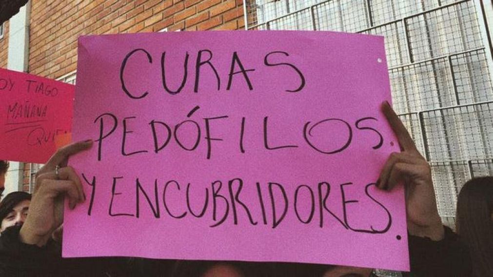 Padres de los nenes se manifestaron en la puerta del colegio.
