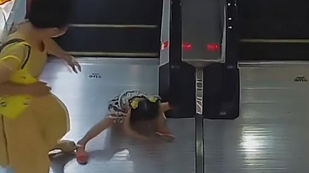 La menor fue rescatada por Bomberos. (Captura) 