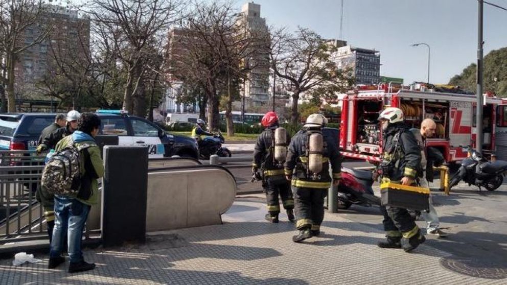 Los bomberos participaron en la evacuación de pasajeros (Foto: @bagliettoc)