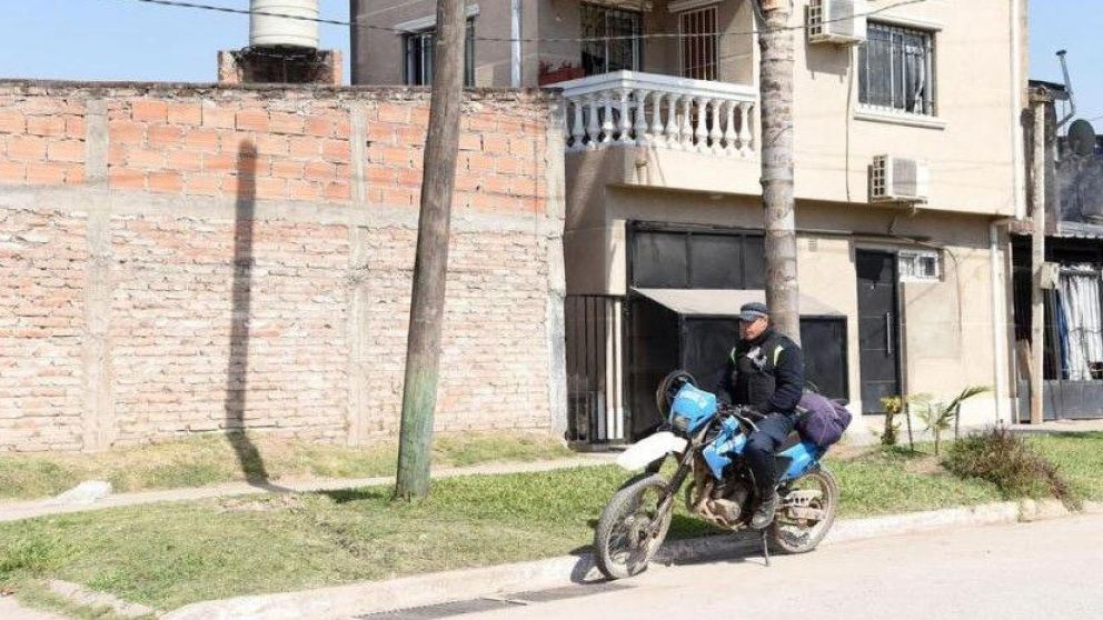 Vecinos avisaron a la policía e ingresaron a la casa. (Gentileza La Gaceta)