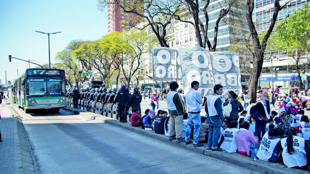 Reclamo de trabajadores de ATE por un lado y por el otro lado de Barrios de Pie y el Polo Obrero.