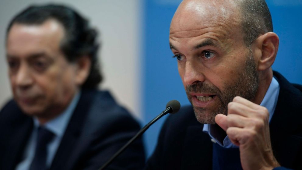 Sica y Dietrich durante la conferencia de prensa, tras las medida anunciadas por Macri. (Télam)