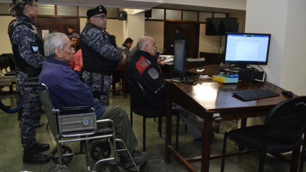 Los testimonios orales aparecen en una pantalla para que puedan ser leídos por el acusado (Gentileza Diario de Mendoza).