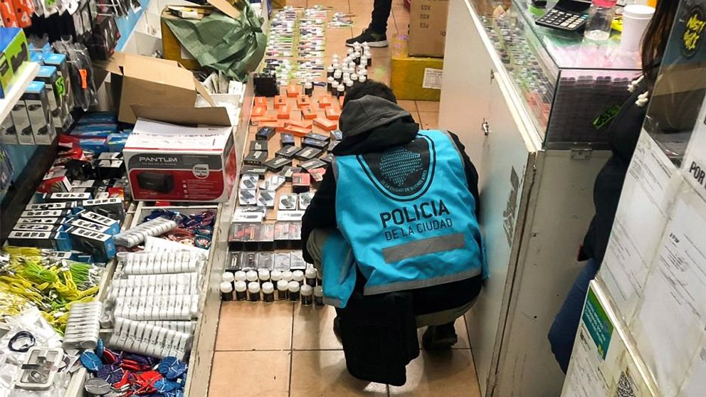 Los responsables del comercio serán imputados por "venta ilegal" (Télam).