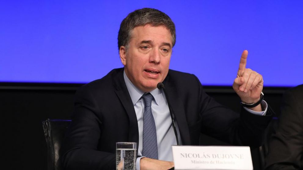 Se especula que la decisión está relacionada con la suba del riesgo país (Twitter).