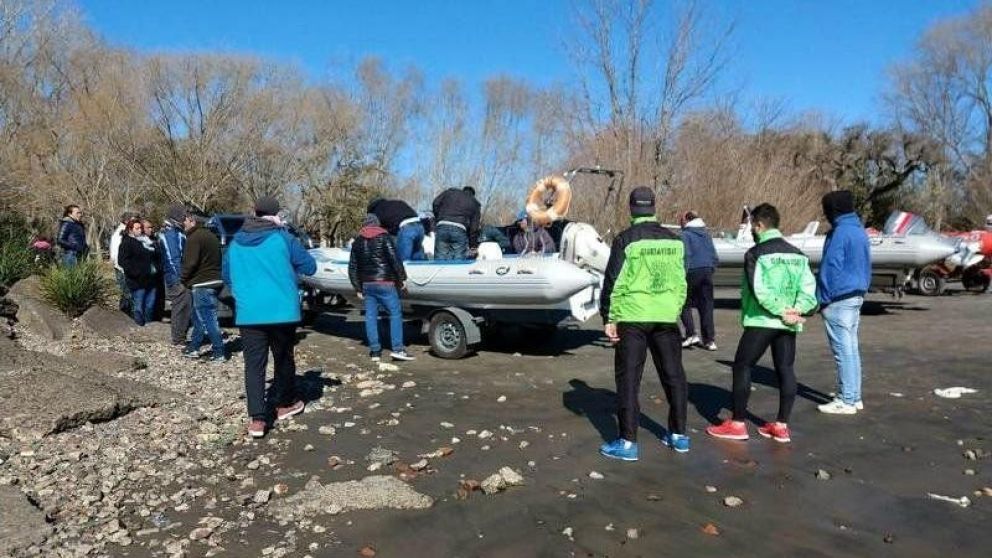 Prefectura y particulares buscan a los jóvenes desde hace más de una semana.