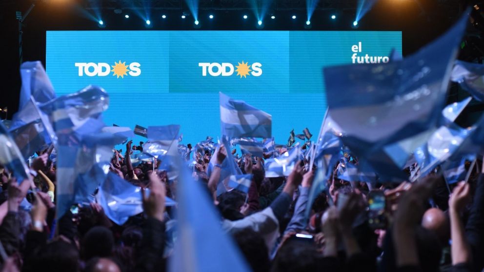 Rotunda victoria de la oposición en casi todo el territorio argentino (Jonatan Moreno-Diario Crónica).