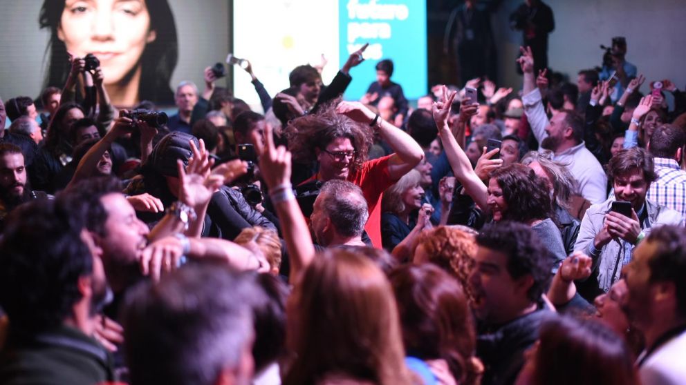 Y abajo, la euforia de todos los presentes en el b�nker. (FOTO: Jonatan Moreno)