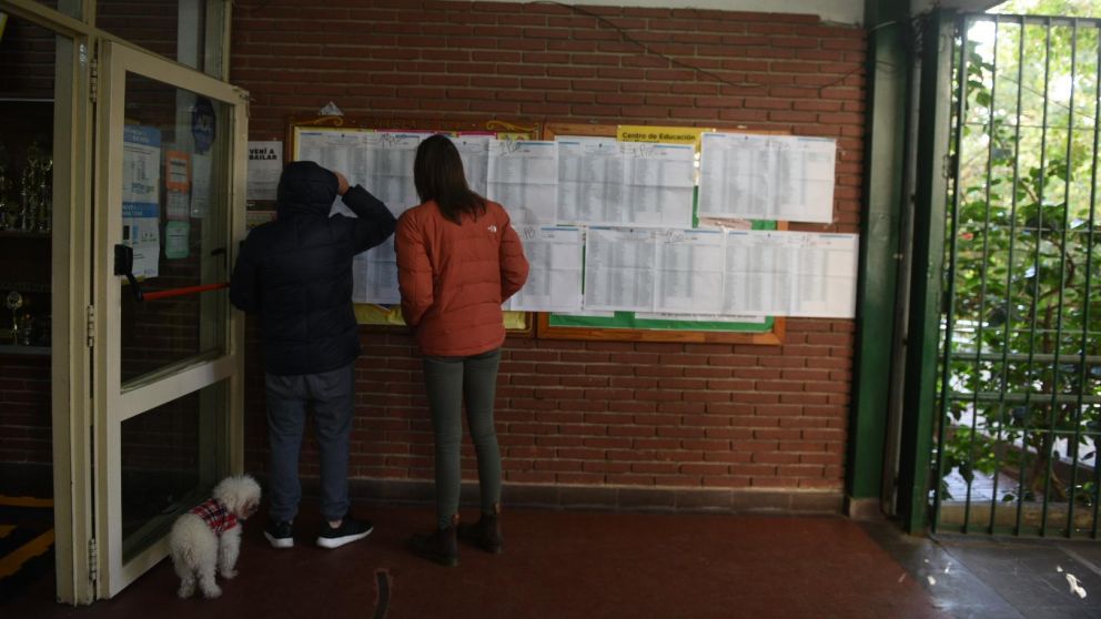 Los argentinos emitieron su voto este domingo por la tarde. (Hernán Nersesian)
