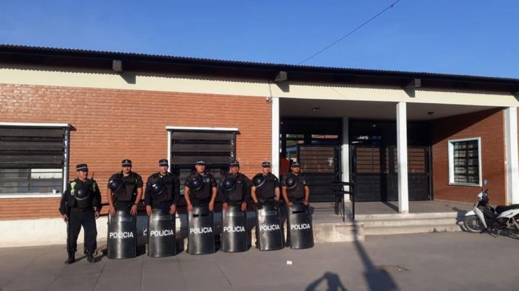 Decenas de personas fueron a votar y fueron detenidas.