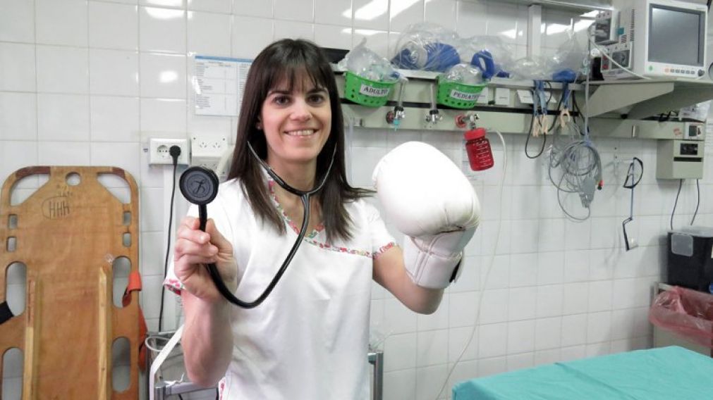 La doctora Mariana Malet, de 31 años, posa sonriente en su consultorio.