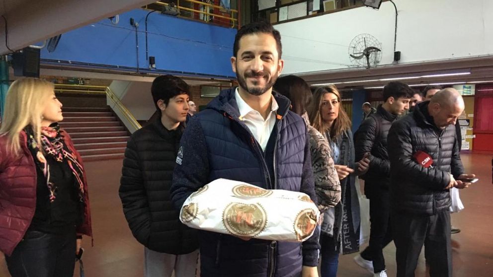 Tombolini con facturas para las autoridades de mesa (Gentileza Mercedes Ninci).
