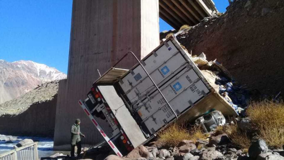 Uno de los camiones quedó destruído.
