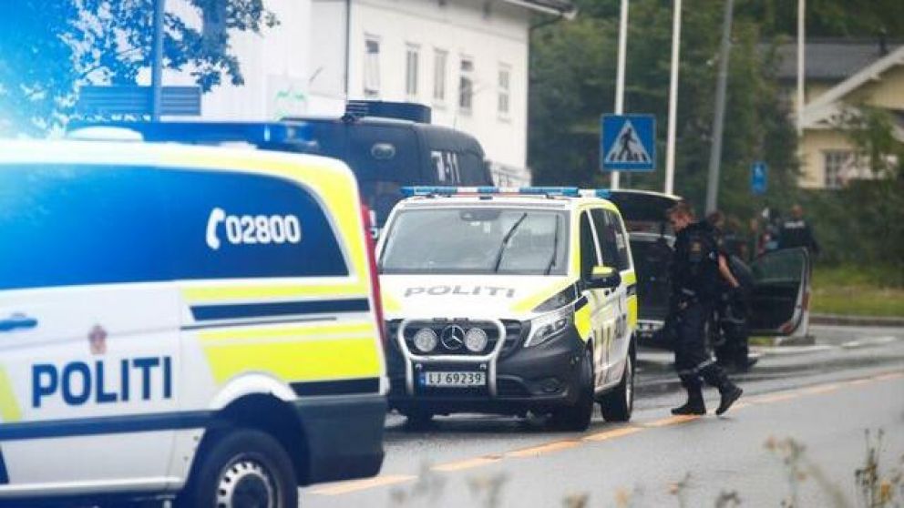 La policía noruega, custodiando el lugar.