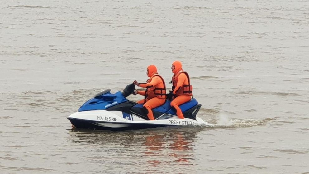 La Prefectura Naval Argentina encabeza la búsqueda de los pescadores perdidos en el Río de la Plata.