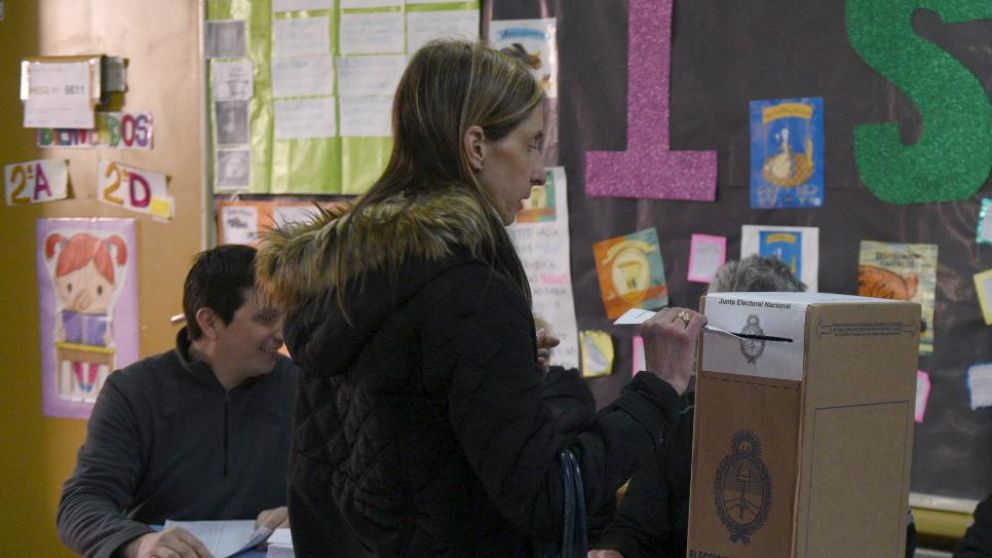 Una mujer emite su voto.